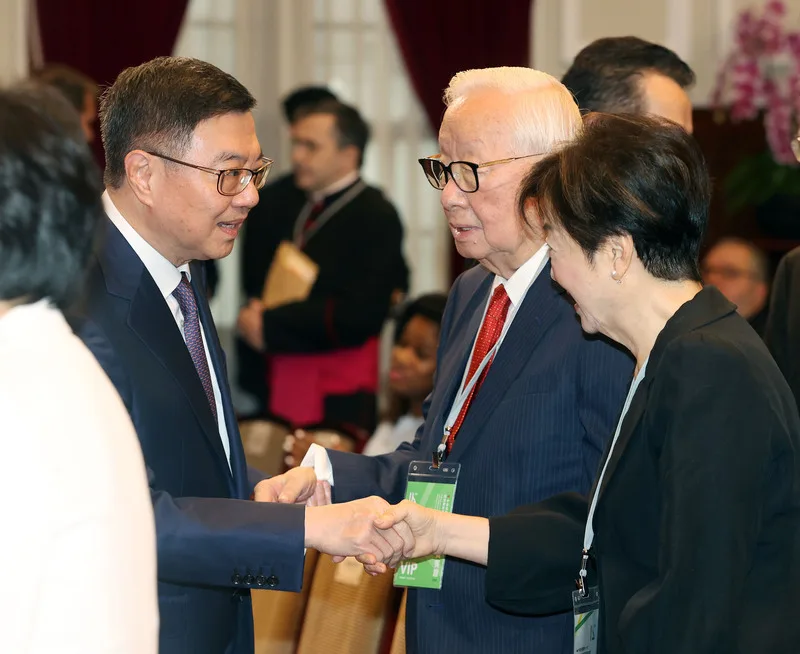 行政院長卓榮泰和出席觀禮的台積電創辦人張忠謀及夫人張淑芬握手寒暄。中央社
