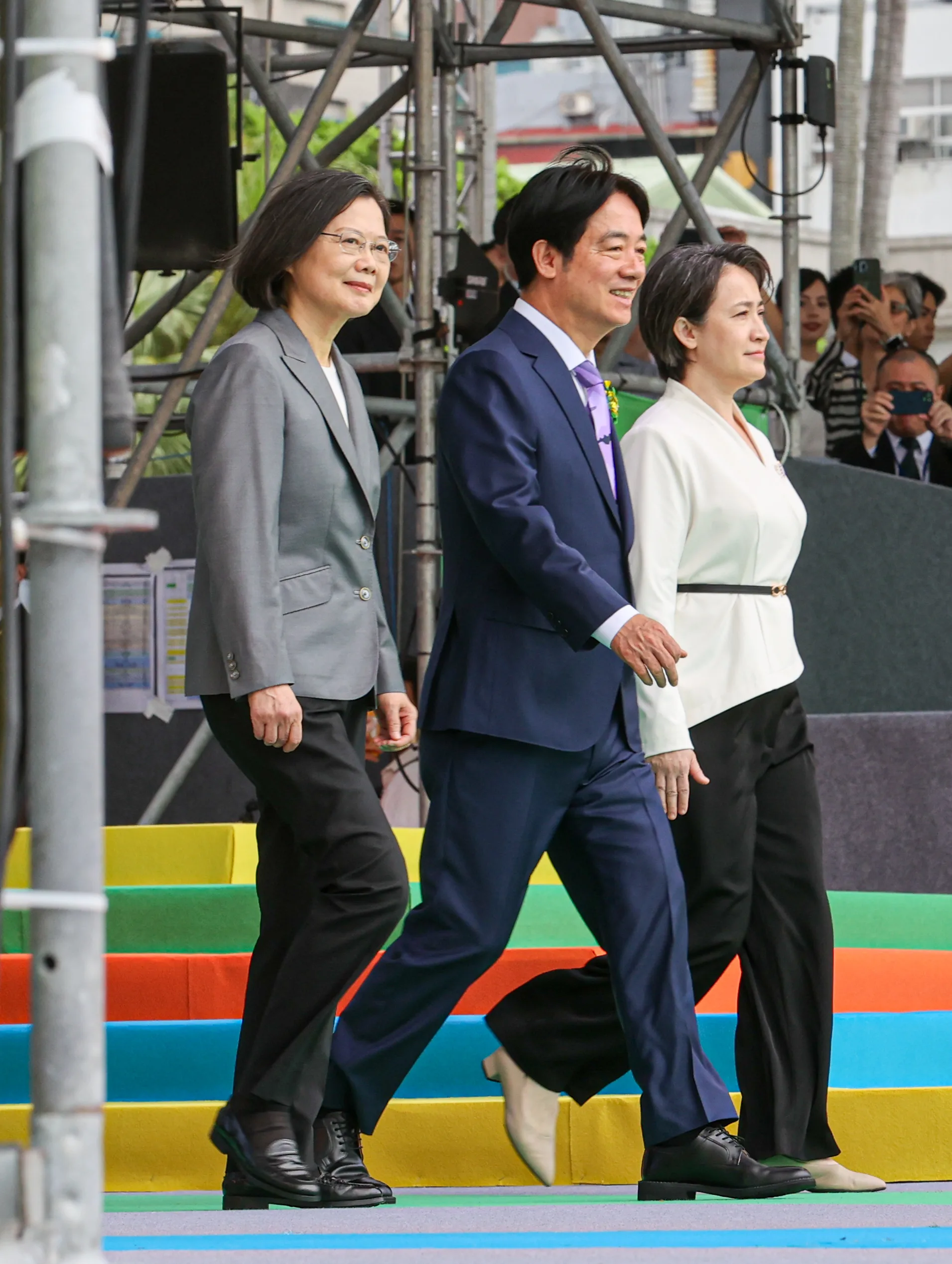 賴清德（中）、蕭美琴（左）陪同蔡英文（左）步出總統府。台北市攝影記者聯誼會提供