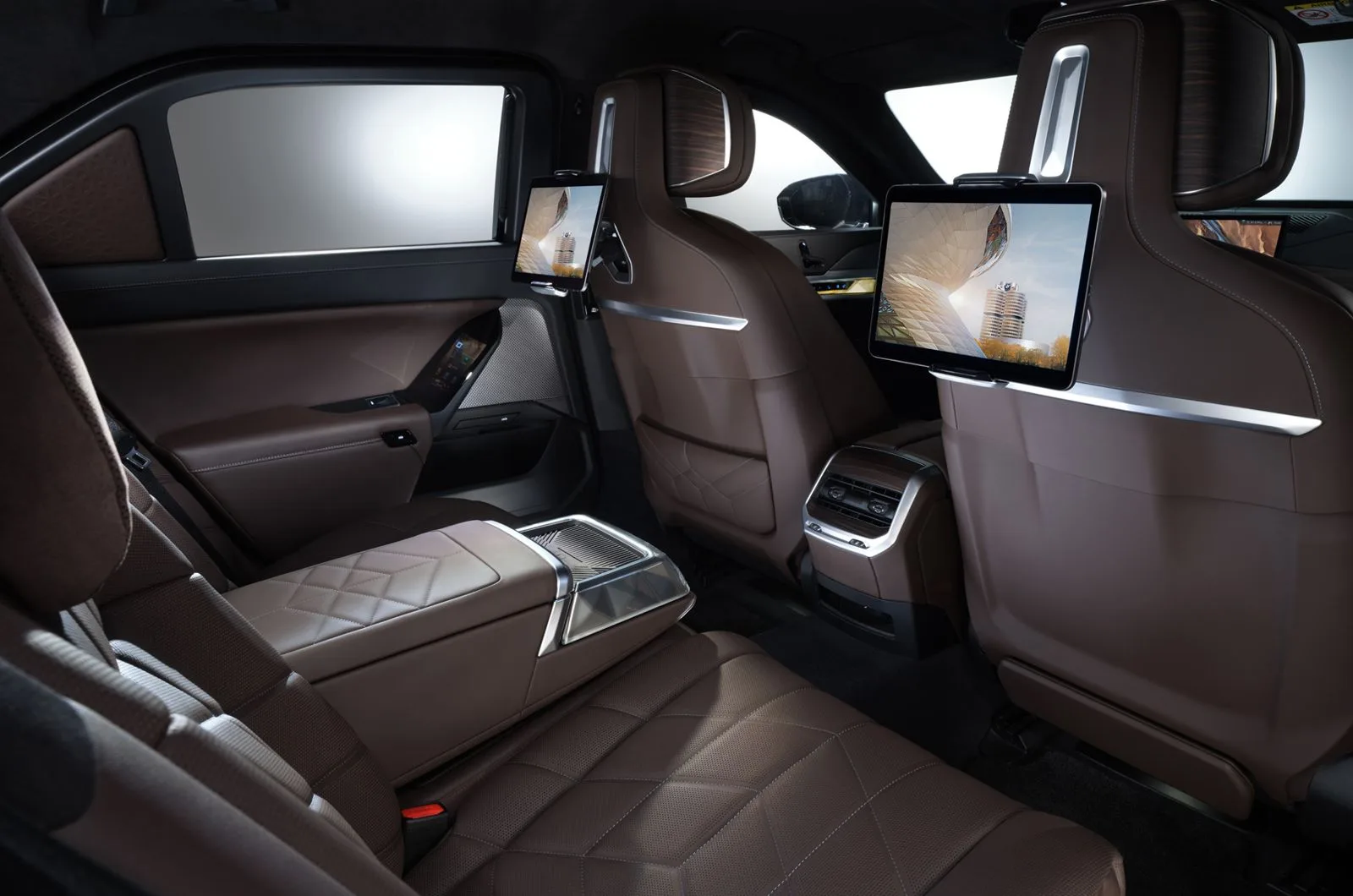 新任總統座駕 BMW 760i xDrive Protection 車身、車底與車頂皆有防彈裝甲，可以抵擋槍枝、爆裂物等攻擊。 翻攝畫面