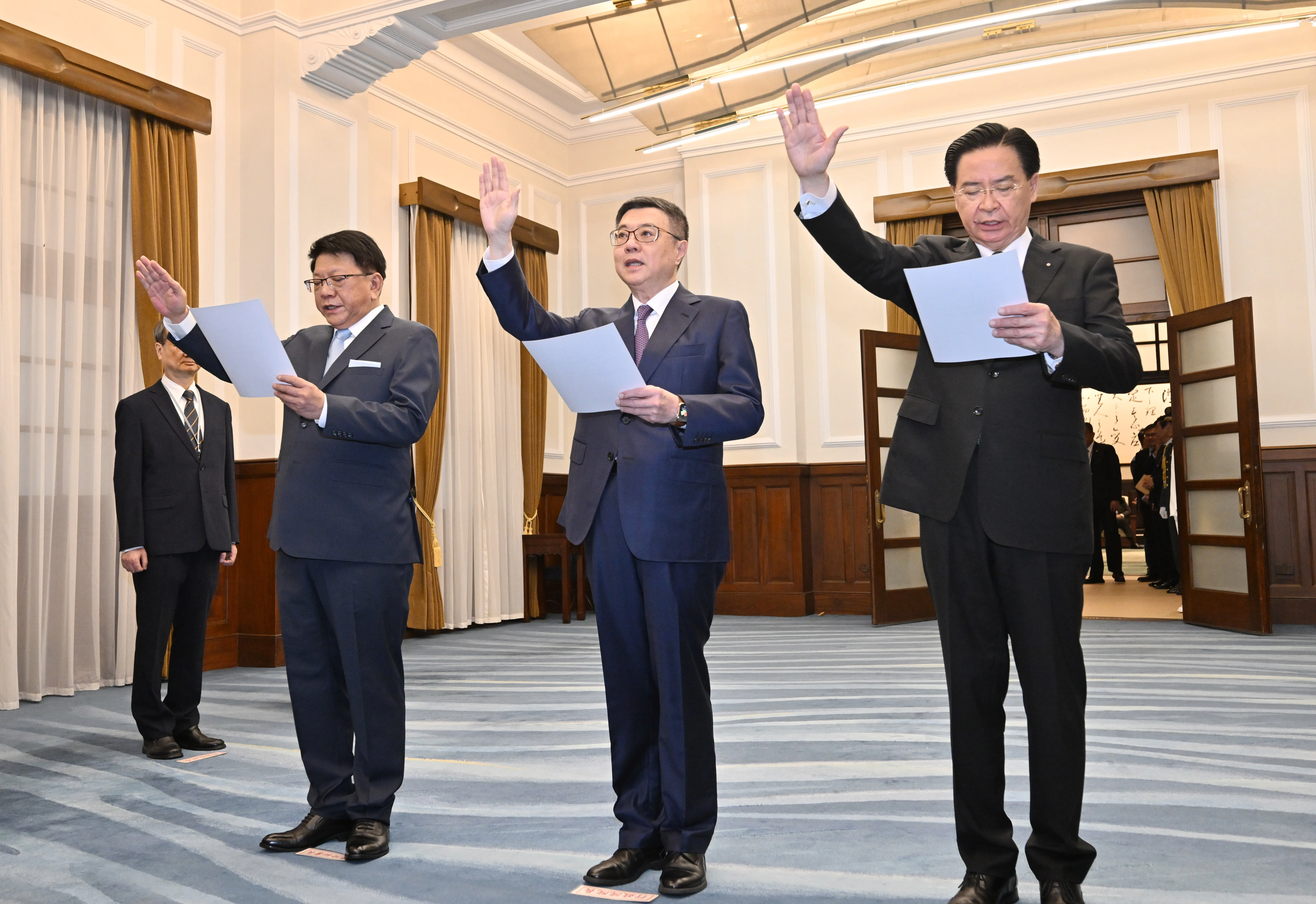 卓榮泰、潘孟安、吳釗燮三人今天上午宣誓就職，由總統賴清德擔任監誓人。台北市攝影記者聯誼會提供