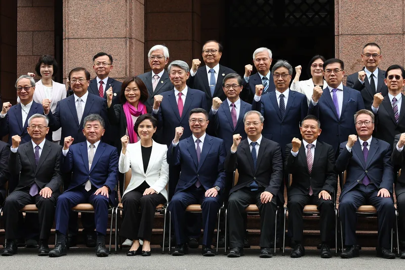 行政院20日下午舉行聯合交接典禮，新任行政院長卓榮泰（前中）、副院長鄭麗君（前左3）、秘書長龔明鑫（前右3）率領新閣團隊在院內振臂合影。中央社