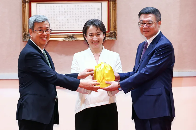 行政院20日舉行聯合交接典禮,卸任行政院長陳建仁(左)將印信交接給新任行政院長卓榮泰(右),由副總統蕭美琴(中)主持監交。中央社