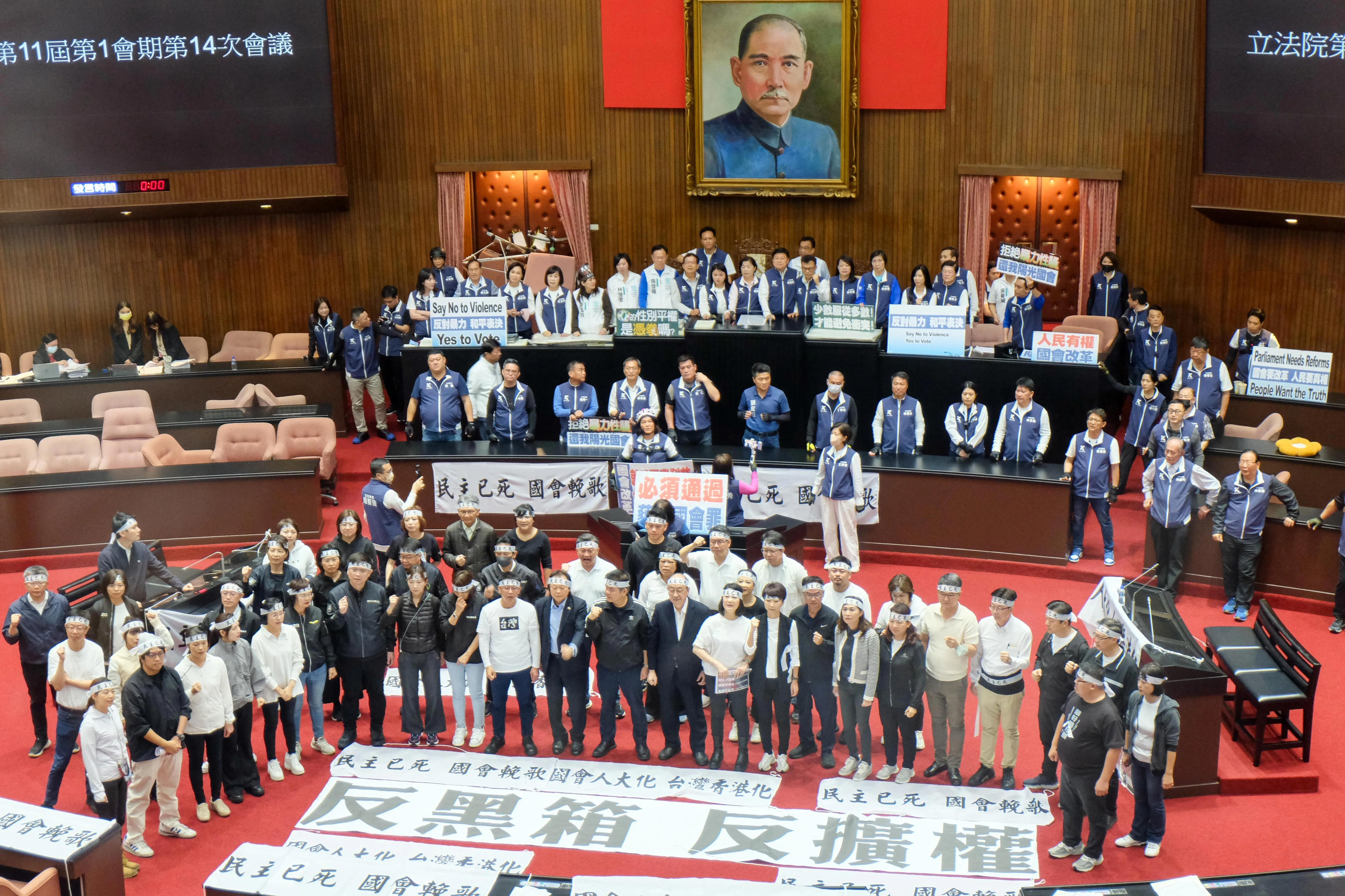 民進黨立委高喊「退回重審、反黑箱」等口號，國民黨立委則喊「要開會、要改革」。