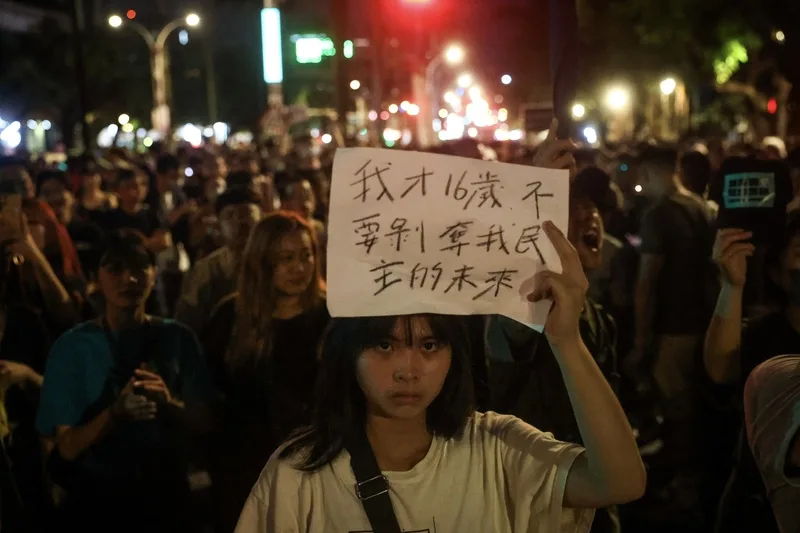 現場一名學生高舉標語表達訴求。中央社
