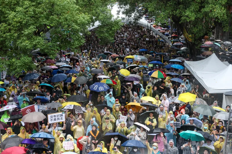 抗議群眾傍晚大量湧入青島東路立院前。中央社