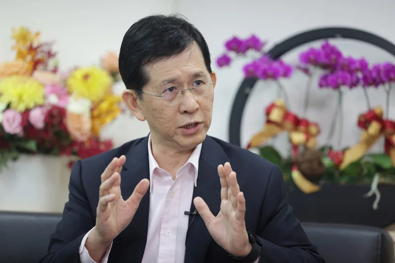 從中研院轉戰政壇的數發部長黃彥男，上任第2天一大早即緊鑼密鼓安排內部會議，簽出的首份公文就是「AI領航計畫」。中央社
