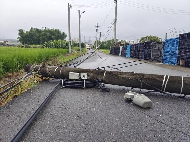怪手超高勾斷電纜引巨響　銅鑼居民驚嚇衝出家門