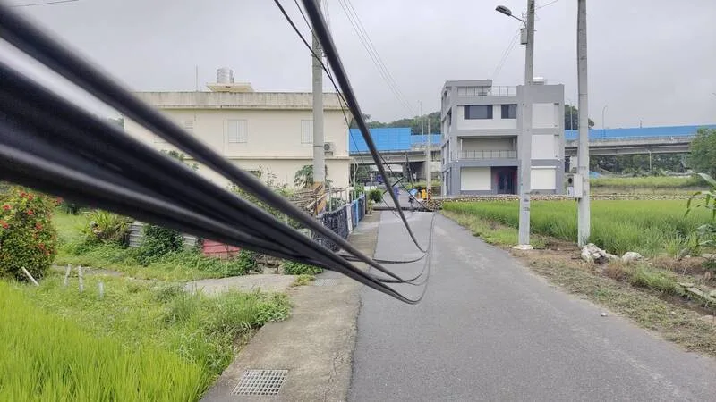 銅鑼鄉東田洋發生電纜線被超高的怪手勾斷，電線垂落佔據約200公尺路面，交通一度中斷。中央社