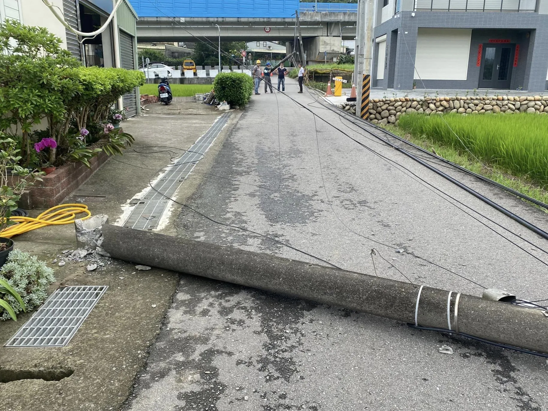 貨車載挖土機勾斷纜線、拉倒電桿　「震」驚銅鑼居民