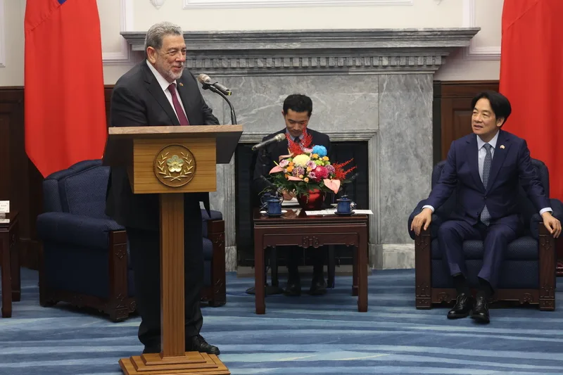 總統賴清德（右）21日下午會晤聖文森及格瑞那丁總理龔薩福（Ralph Gonsalves）（左）等一行，龔薩福致詞指出，中華民國台灣是聖文森國重要盟友，兩國雙邊關係強健，即使面對各種風雨都不曾動搖。中央社