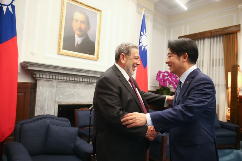 總統賴清德（右）21日會晤聖文森及格瑞那丁總理龔薩福（Ralph Gonsalves）（左），兩人見面開心致意，龔薩福並表示，兩國邦誼具有戰略性意義，在外交政策方面，他們絕不會因任何外來力量干預而動搖。中央社