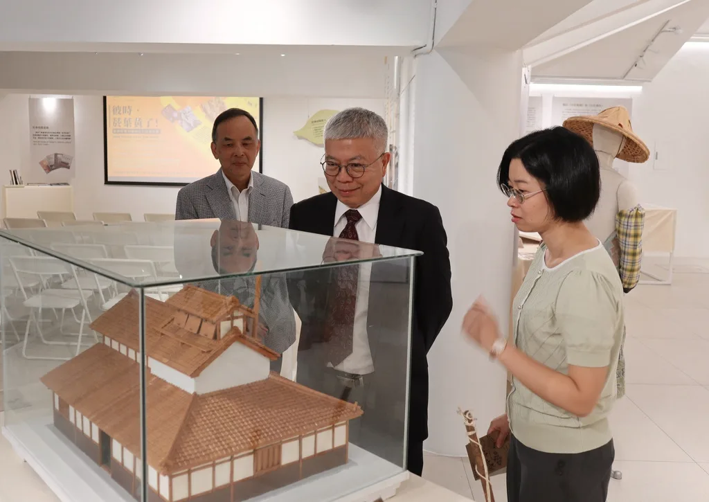 「彼時・菸葉黃了！」展出國寶級工藝師陳振龍打造的大阪式菸樓建築模型。北科大提供