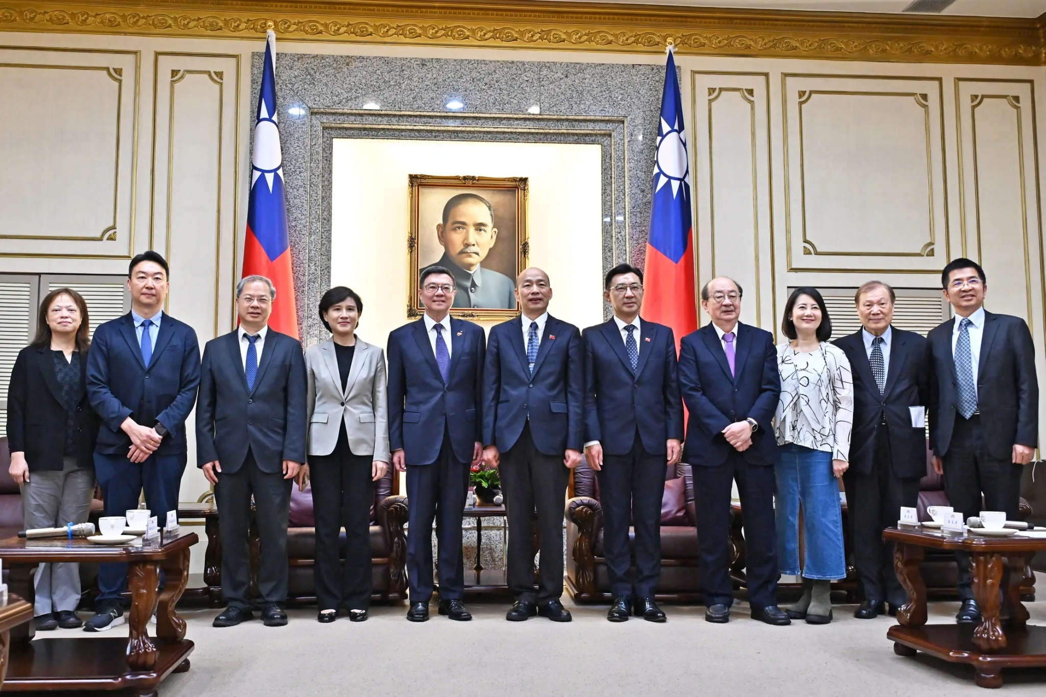 行政院長卓榮泰22日在行政院副院長鄭麗君陪同下，拜會立法院長韓國瑜。卓榮泰與韓國瑜等人握手合影後，隨即進行閉門會議。行政院提供