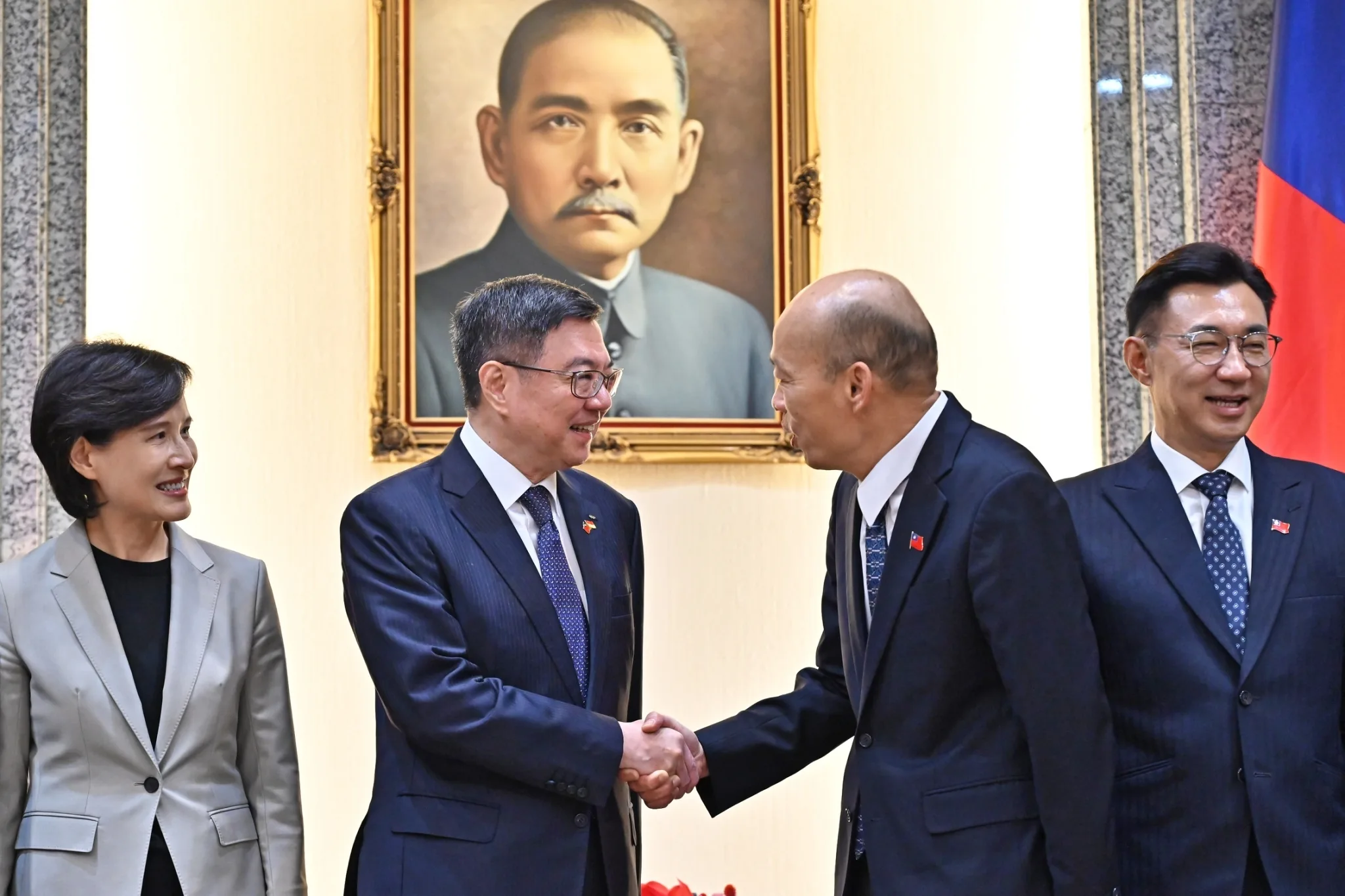 行政院長卓榮泰與立法院長韓國瑜握手。行政院提供