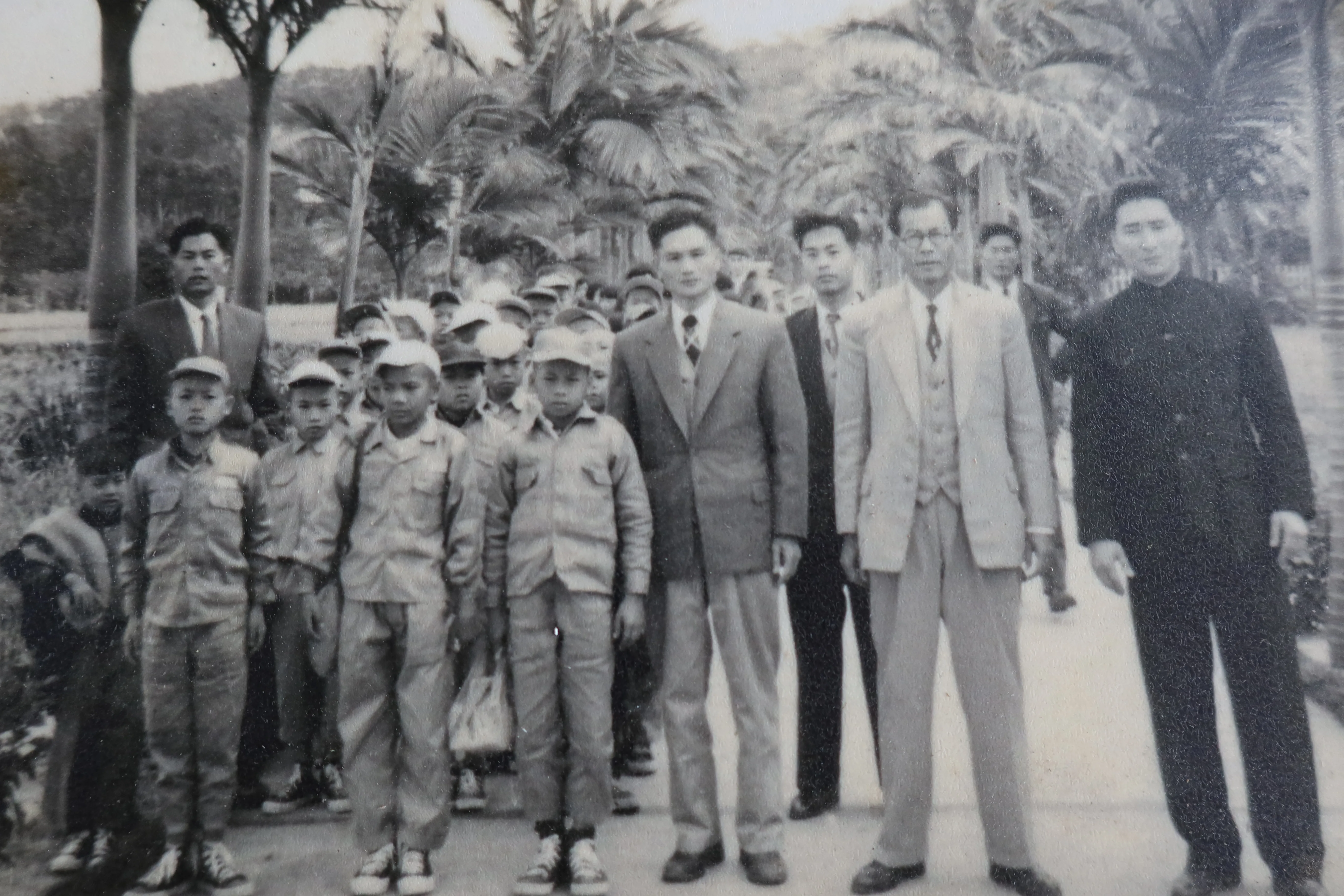 1947年創設的舊新港國小，創校校長劉順清（右二）是道卡斯族，他3度擔任該校校長，圖為1958年他與部份畢業生合影，右三是彭賢潤老師。余文秀提供