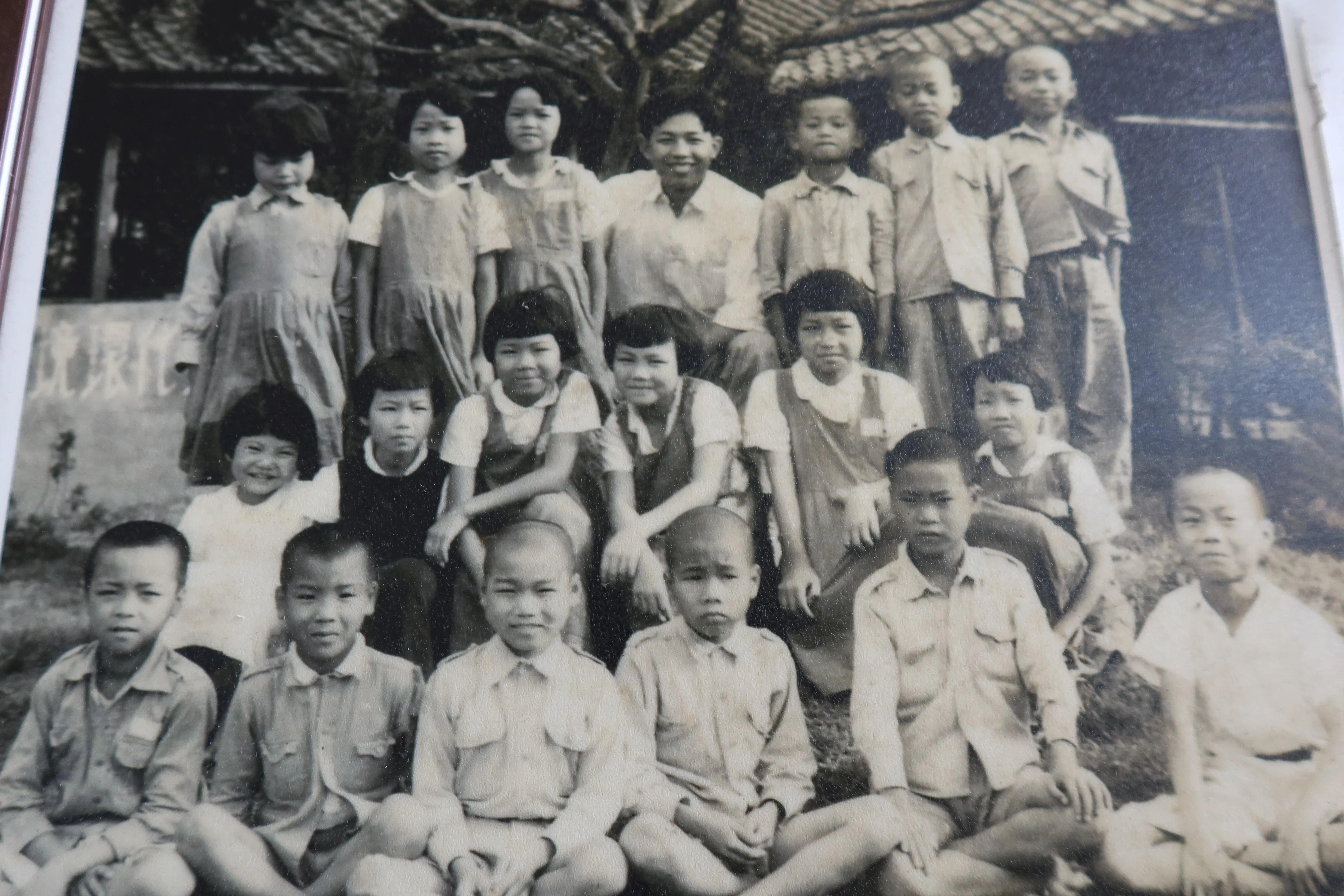 新港國小老師林增坤（後排中）1960年代與學生合影，學生道卡斯族、閩南、客家子弟皆有，族群融合。余文秀提供