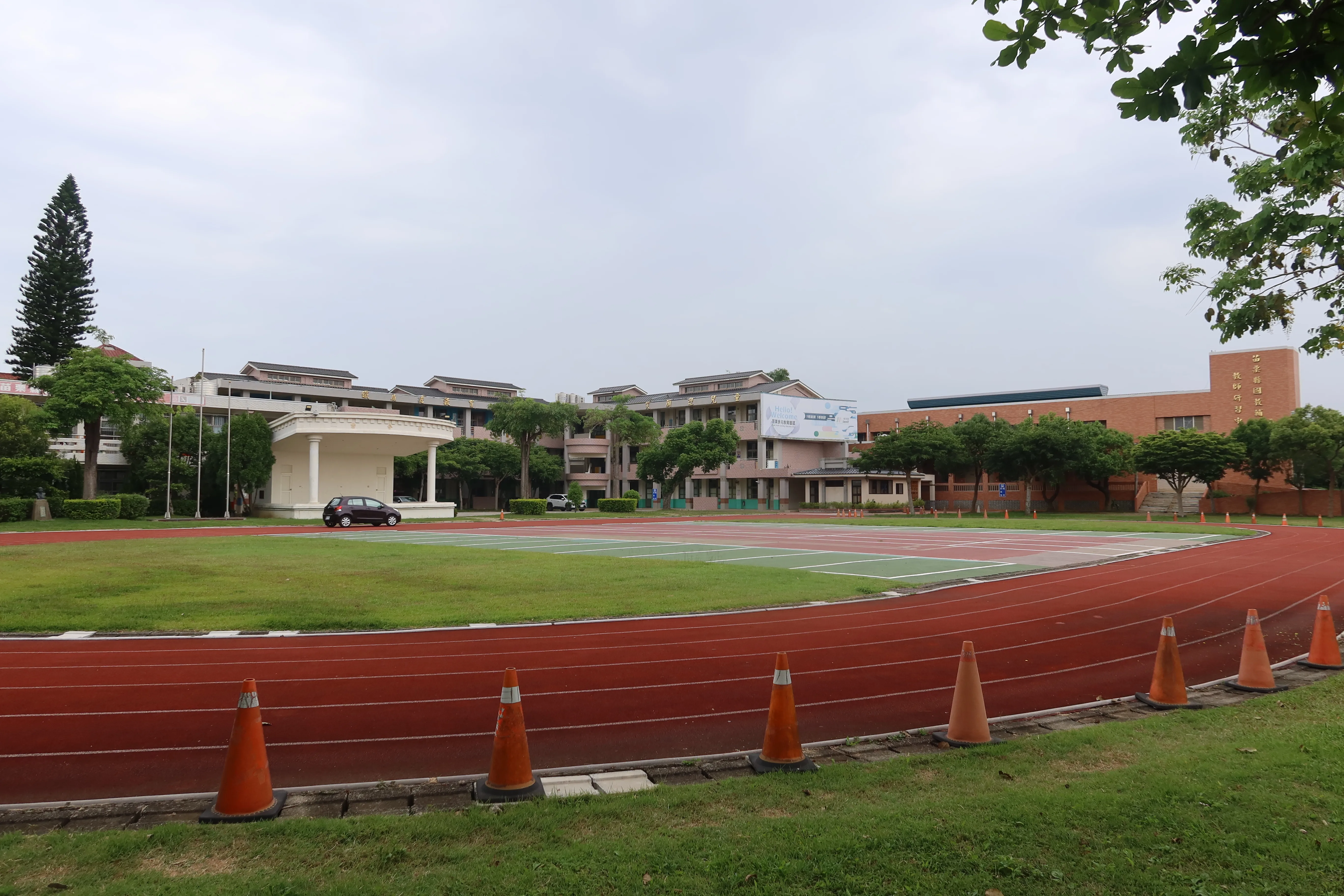 原新港國小裁撤後，現變成苗栗縣國教輔導團教師研習中心。何來美攝