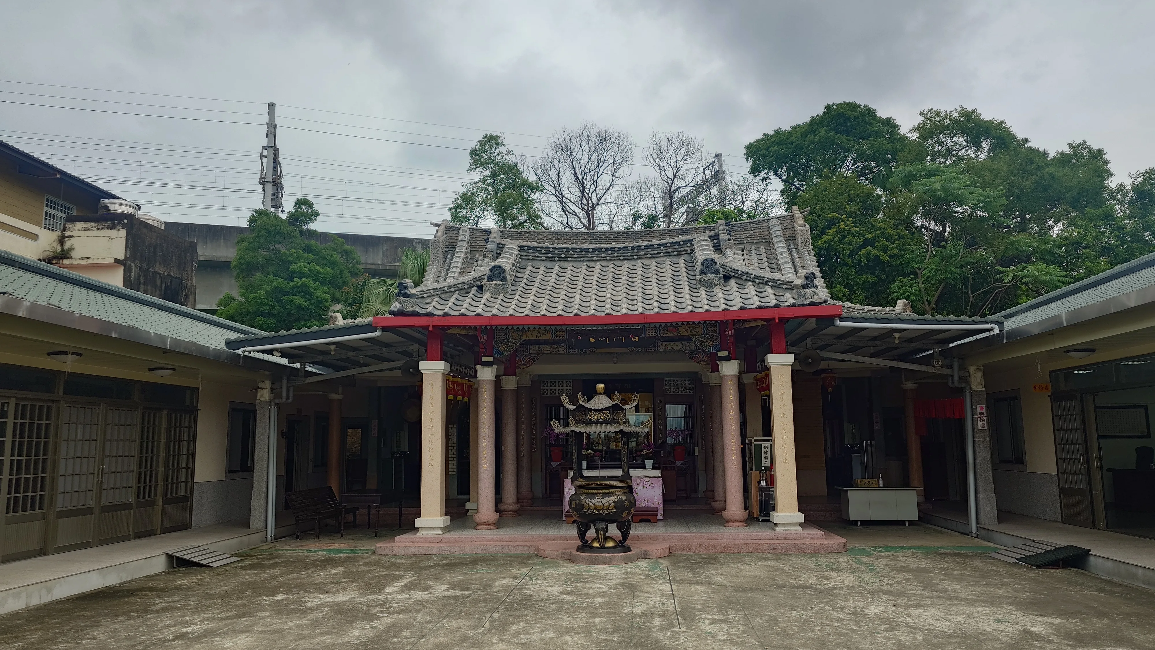 後龍鎮新蓮寺位於高鐵苗栗站特區，是全臺唯一奉祀「和平女神」王昭君的寺院。何來美攝