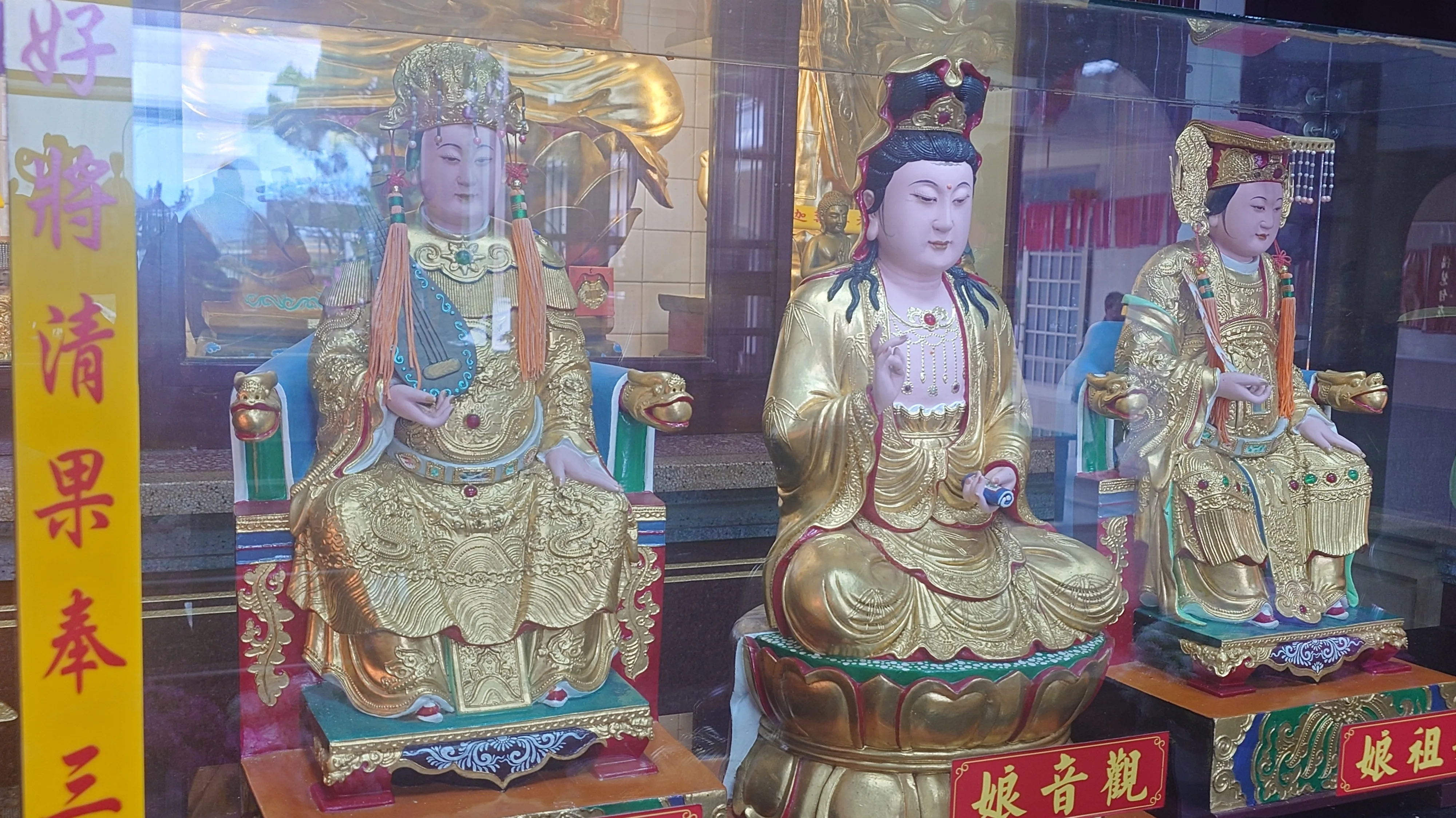 新蓮寺奉祀「三娘」媽祖娘（右起）、觀音娘、昭君娘，奉祀昭君娘，相傳跟化解當地族群衝突有關。何來美攝