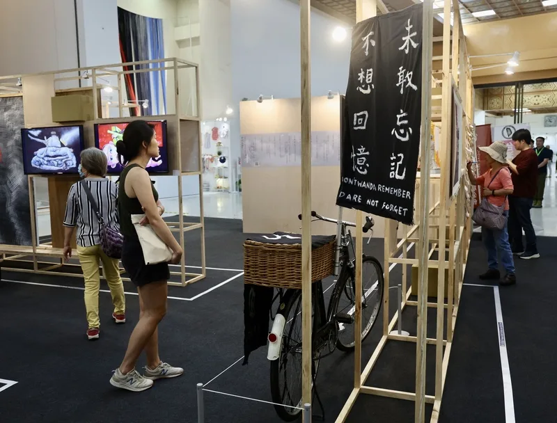「生死存忘:六四35週年藝術展」。中央社