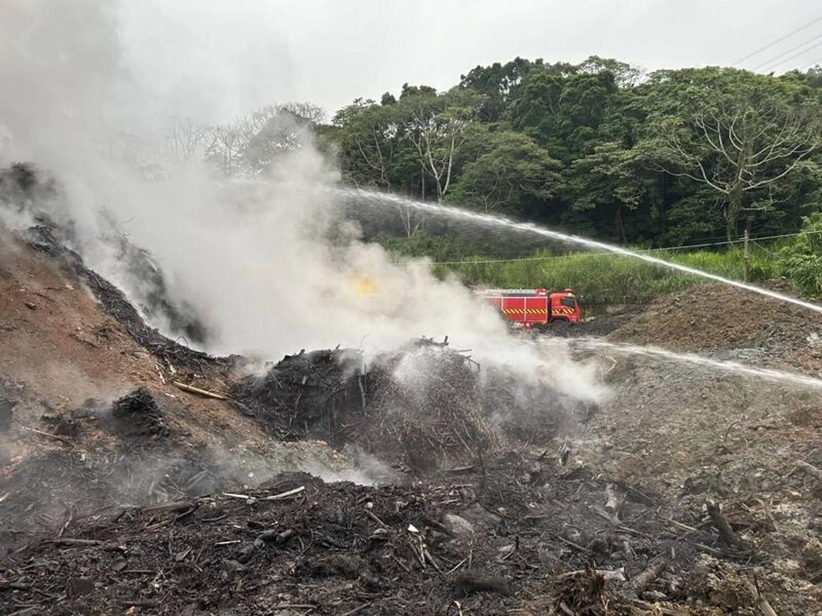 新竹芎林廢木材堆置場大火「狂燒一週」　致嚴重空污將申請高空滅火