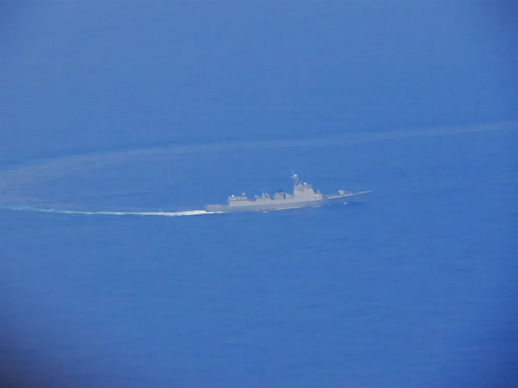 中共23日發動對台軍演,國防部24日發布所拍攝到中共海軍旅洋3型飛彈驅逐艦的照片。國防部提供