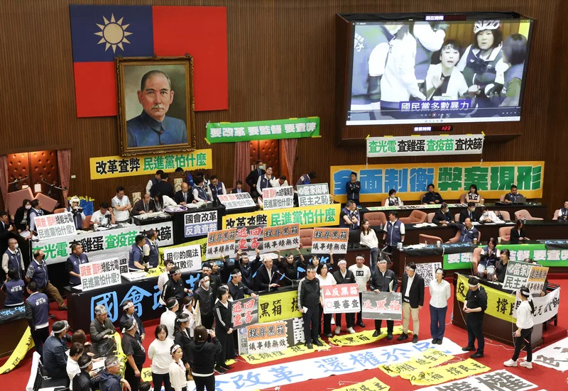 立法院會24日開會,將續審國會職權修正相關法案。民進黨立法院黨團總召柯建銘發言時,議場大螢幕播放上午國民黨與民進黨推擠畫面。中央社