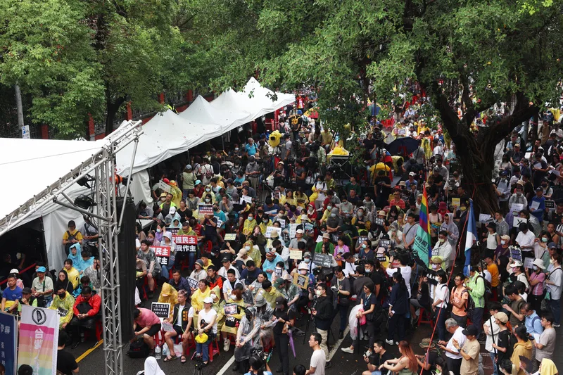 立法院會24日繼續處理國會職權修正相關法案,有多個民團發起立院集結行動,儘管天氣不佳,青島東路仍湧入不少聲援民眾表達訴求。<br />中央社