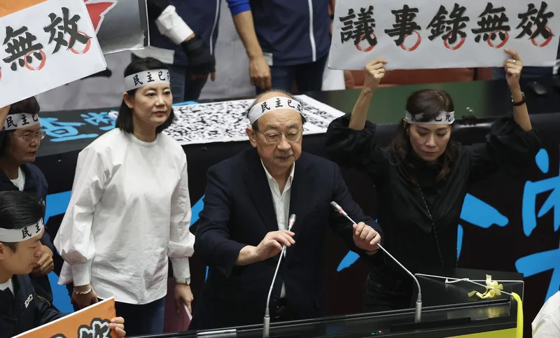 立法院會24日開會,將續審國會職權修正相關法案。民進黨立法院黨團總召柯建銘(前中)登記發言時,要求法案退回重審。中央社