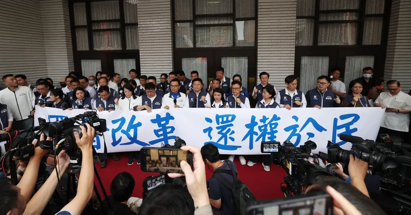 立法院會24日續審國會職權修正相關法案,國民黨立法院黨團清晨5時30分在議場門前開始集合,並拉起「國會改革 還權於民」布條,盼議事能順利進行。中央社