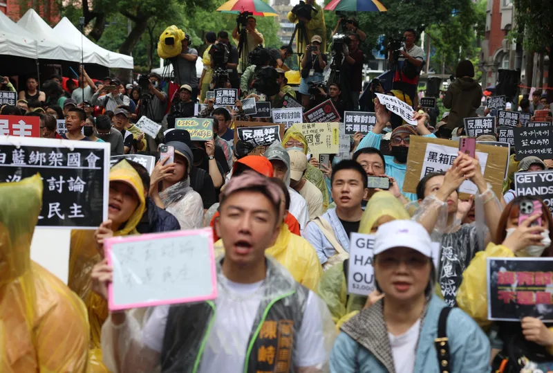 立法院會24日繼續處理國會職權修正相關法案,台灣公民陣線、經濟民主連合、公投護台灣聯盟、台灣民主實驗室等民團發起立院集結行動,號召民眾齊聚青島東路喊口號,訴求將法案退回委員會重審。中央社