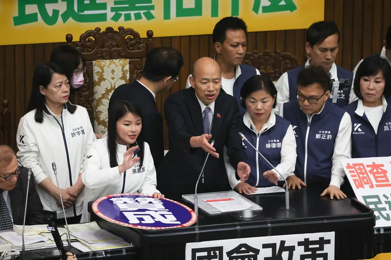 立法院會24日開會,將續審國會職權修正相關法案。上午9時,會議主席、立法院長韓國瑜(前右4)順利進入議場主持國是論壇,多名國民黨立委在韓國瑜身邊保護。中央社