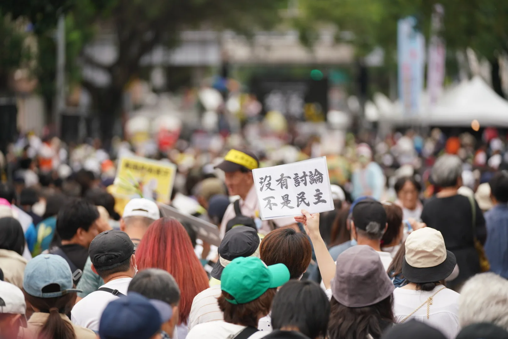青島東路中午聚集許多抗議民眾。宋佩遙攝