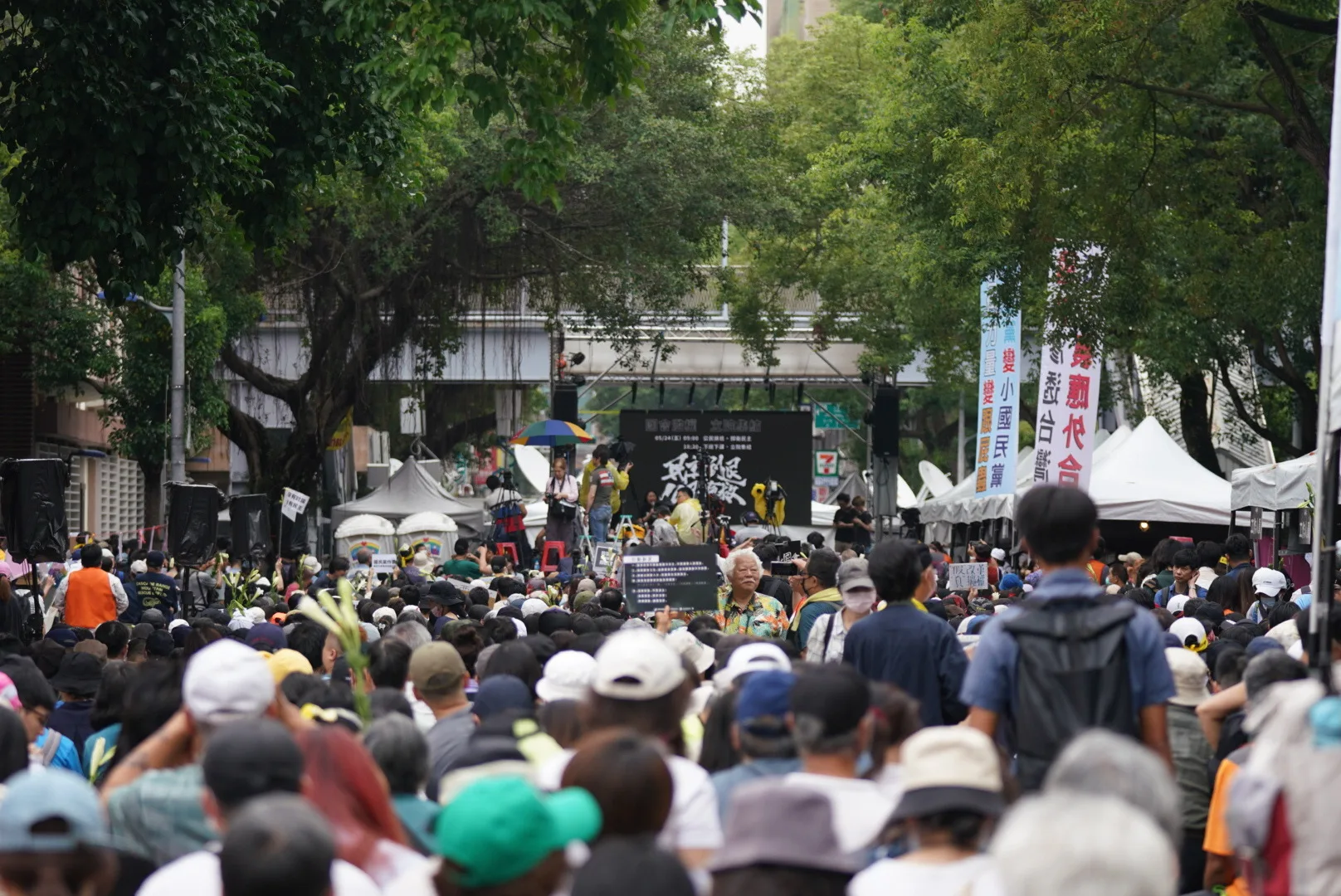 青島東路中午聚集許多抗議民眾。宋佩遙攝