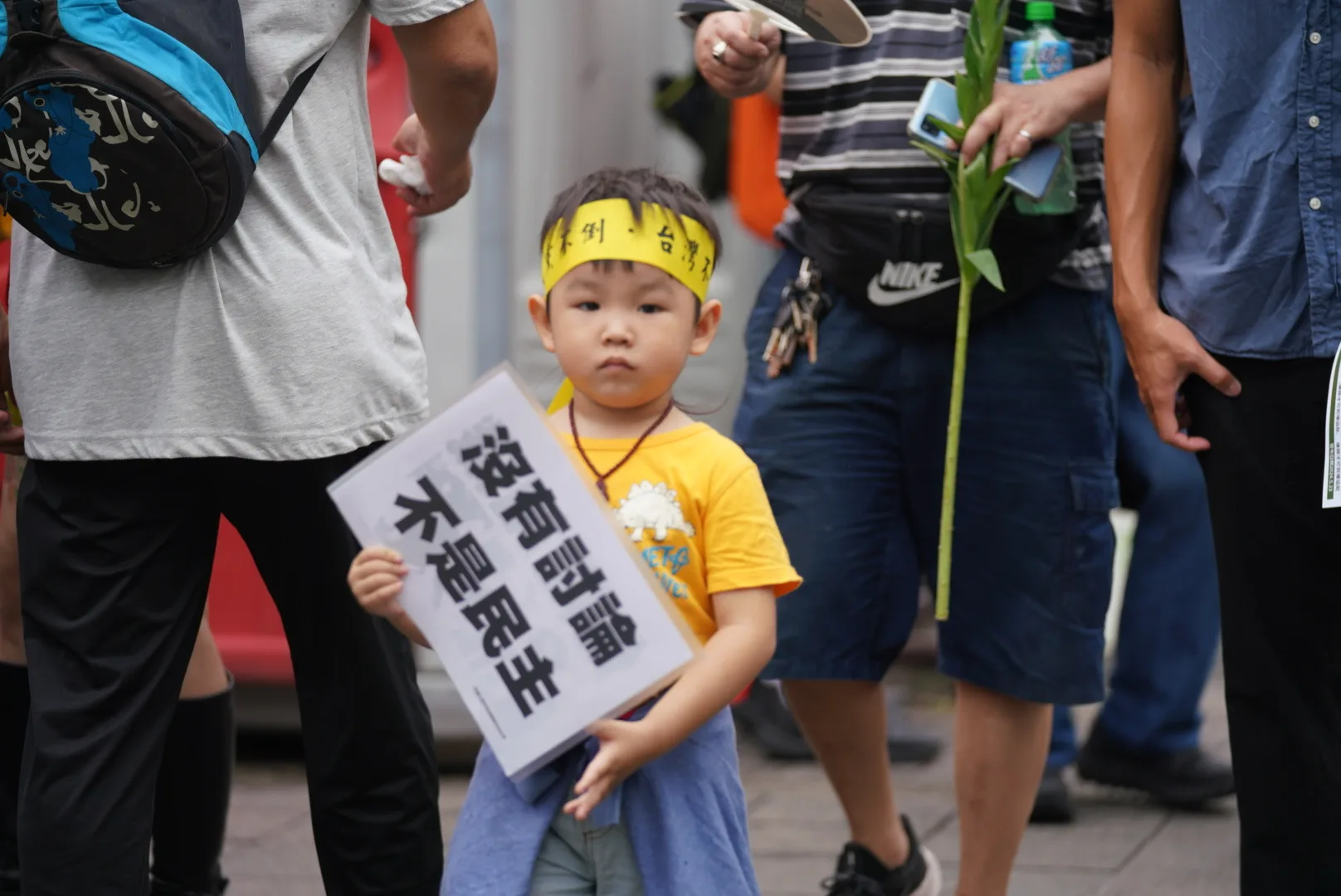 青島東路聚集許多抗議民眾。宋佩遙攝
