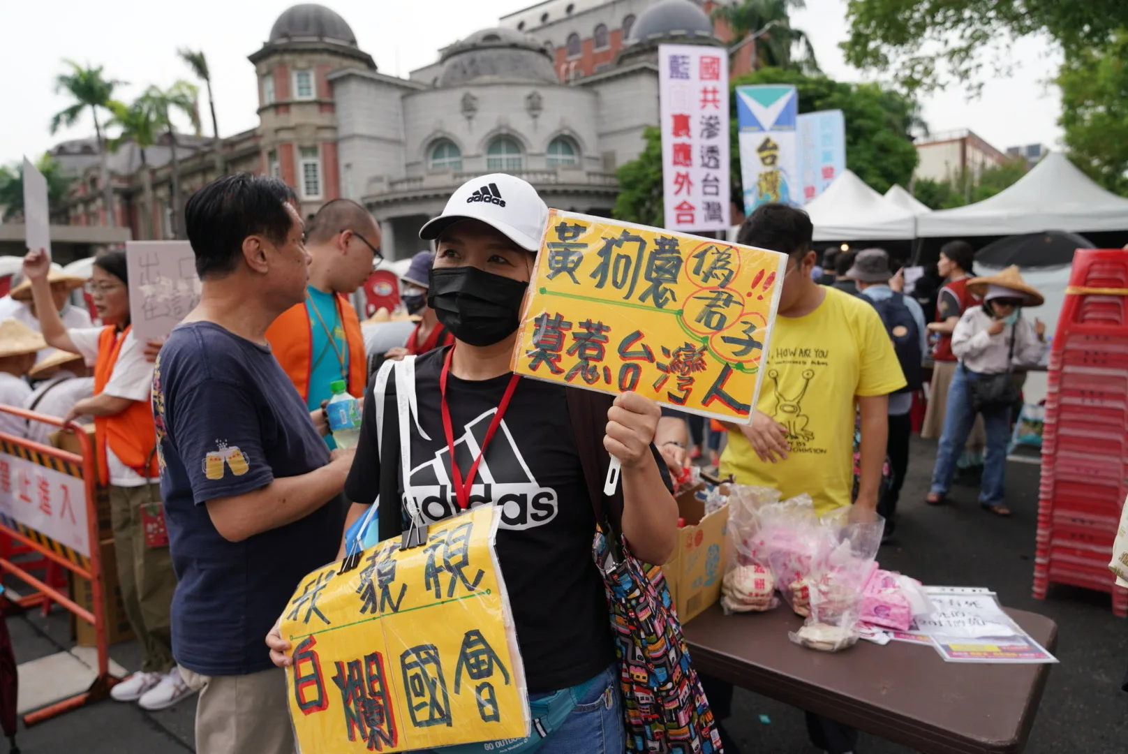 立法院四週結許多抗議民眾，手持標語，表達抗議。宋佩遙攝。宋佩遙攝