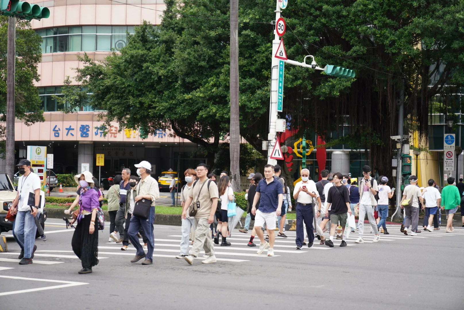民眾陸陸續續走向立法院四週。宋佩遙攝