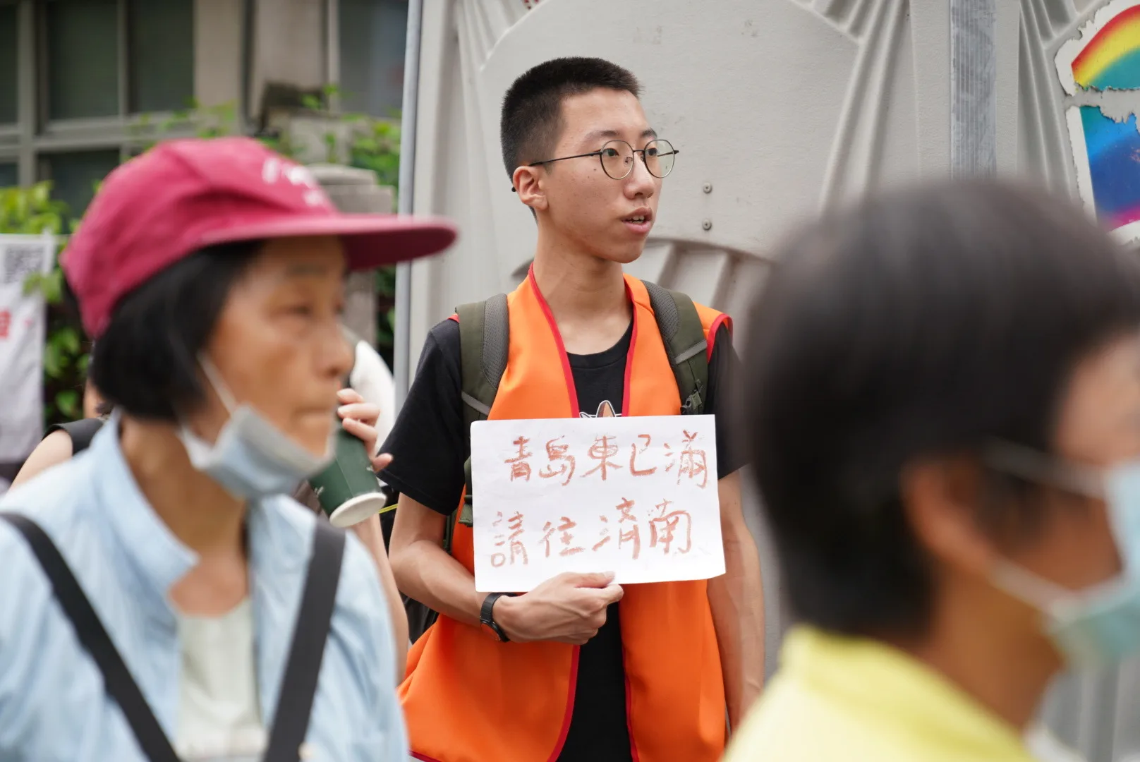 青島東路人潮湧上千人，現場民眾舉牌引導分散路線。宋佩遙攝