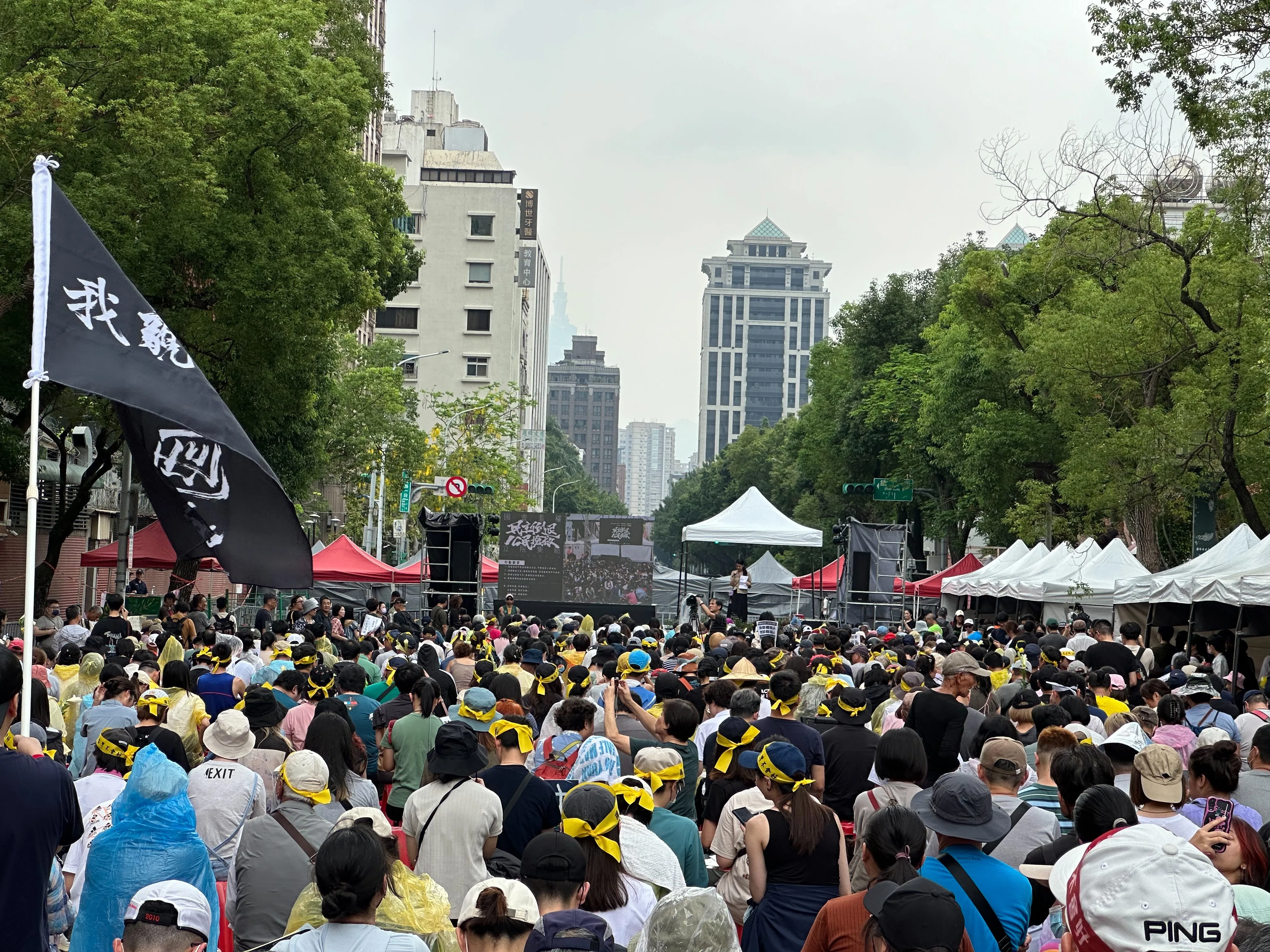 主辦單位宣布，立法院外抗議民眾已經達一萬人。范修語攝
