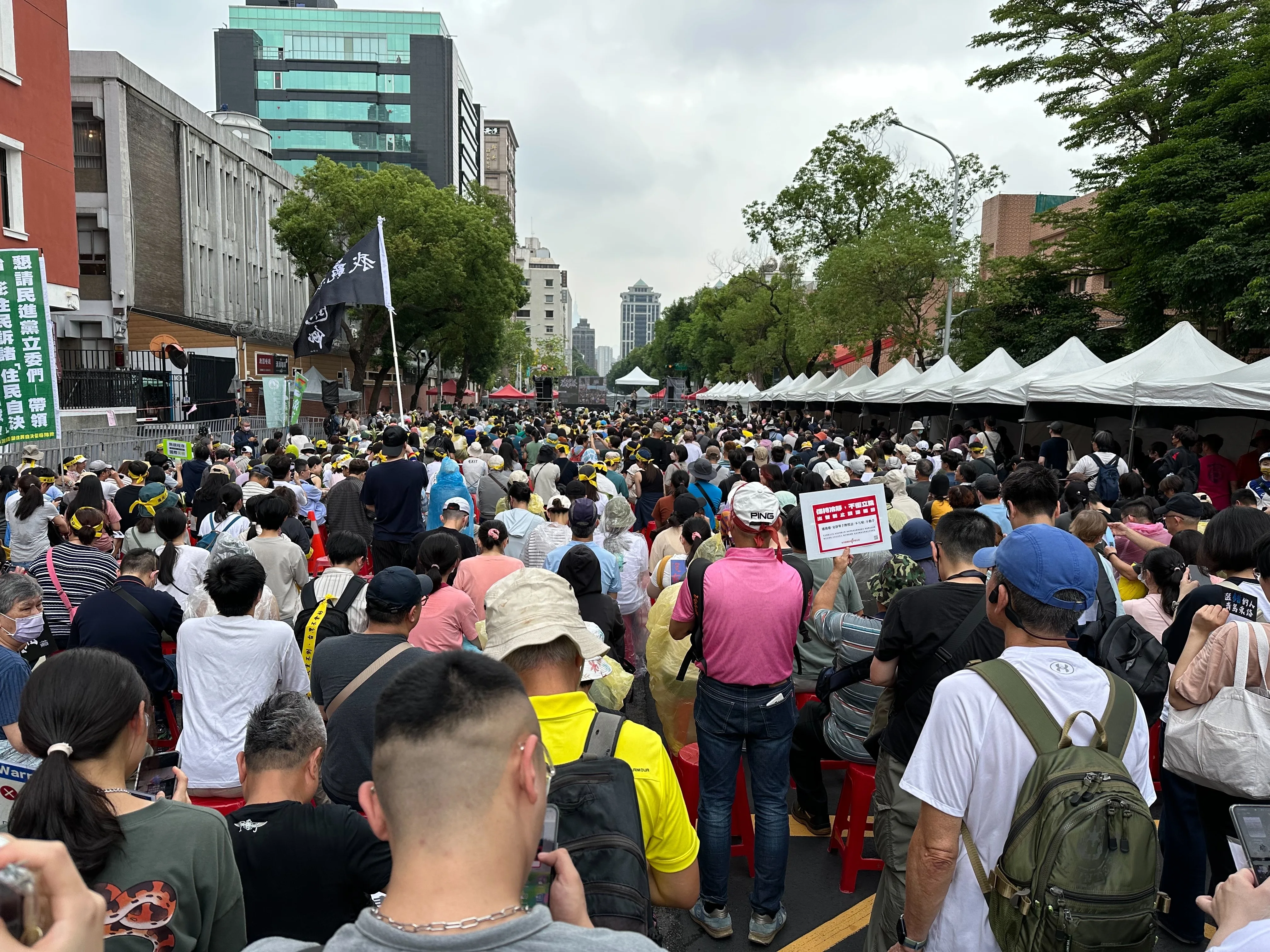 今天中午雨勢趨緩，青島東路外民眾湧現。范修語攝