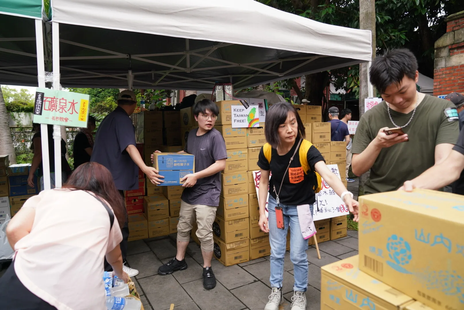 主辦單位現場礦泉水物資。宋佩遙攝
