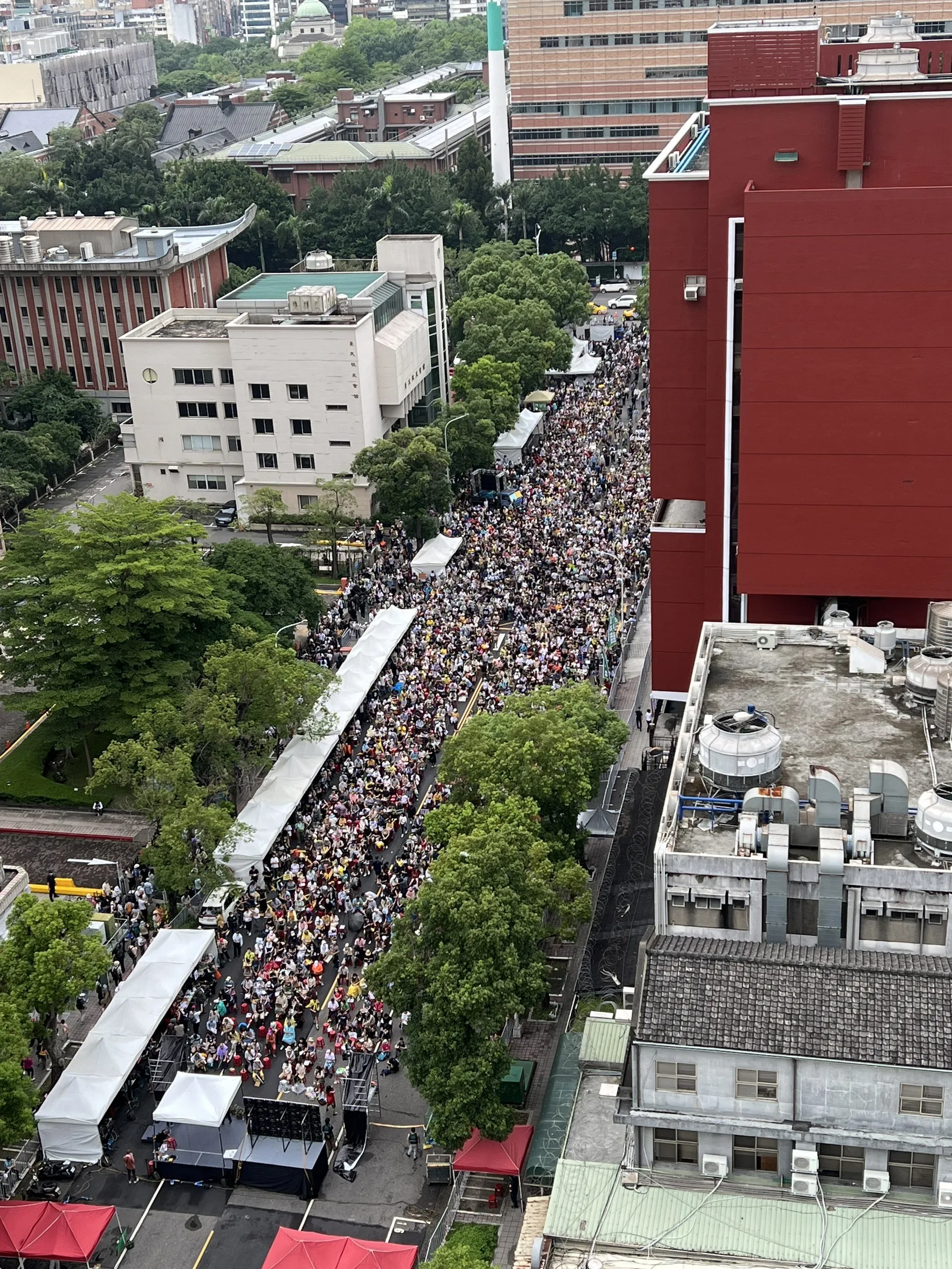 立法院群賢樓外濟南路人潮。民眾提供