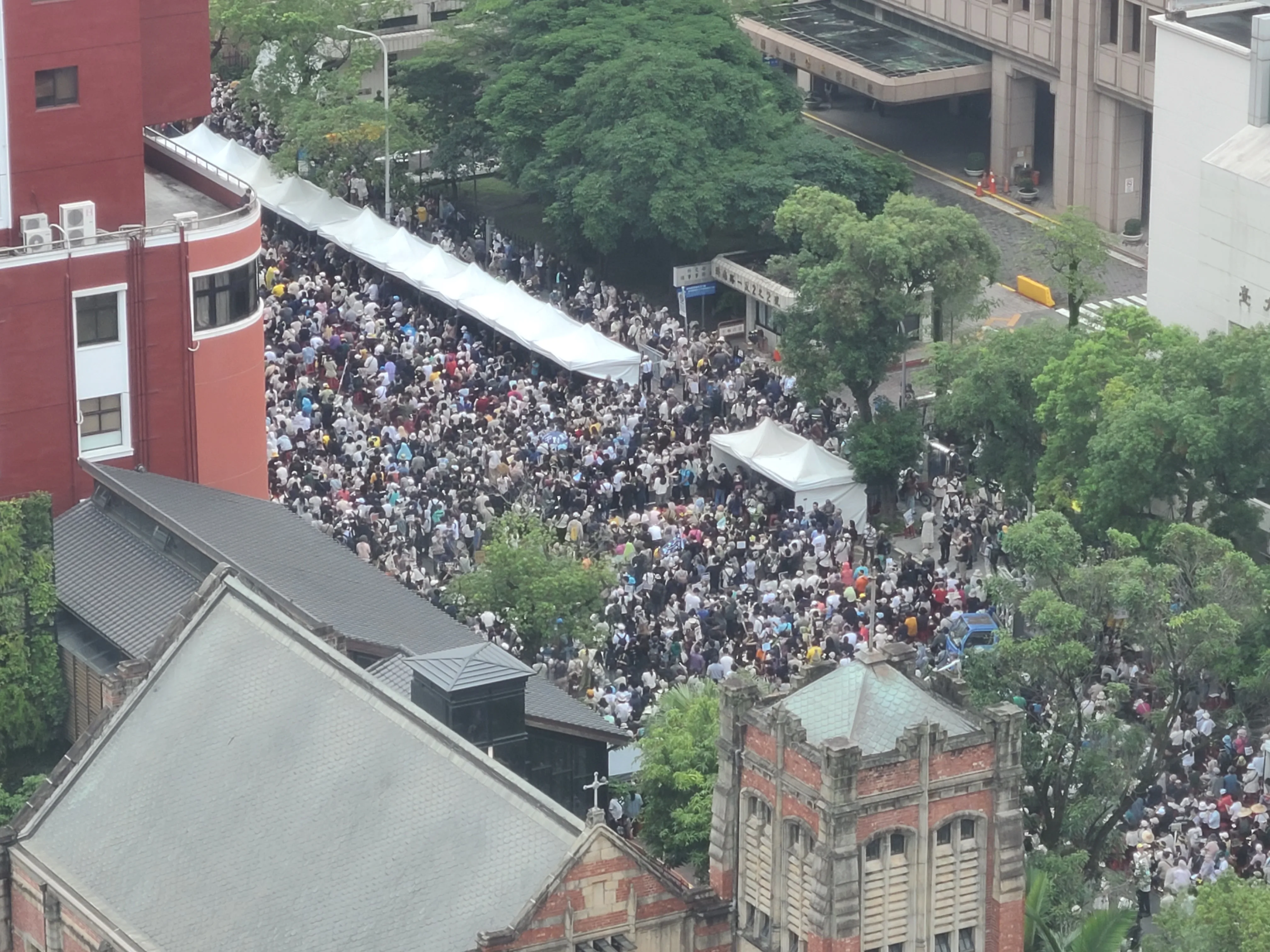 群賢樓外抗議人潮。朱愷元攝