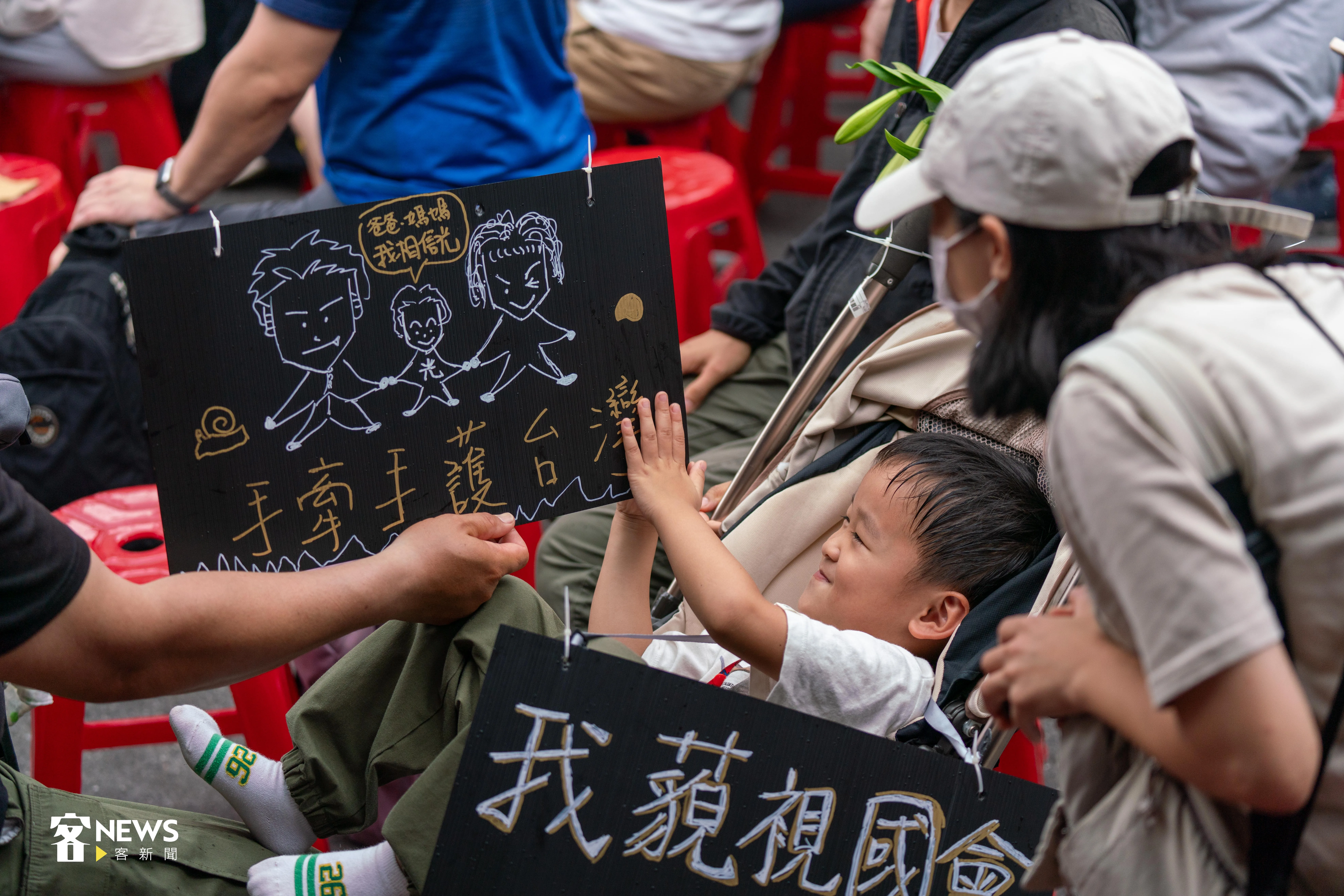 家長帶著小朋友來到立法院外抗議。宋佩遙攝