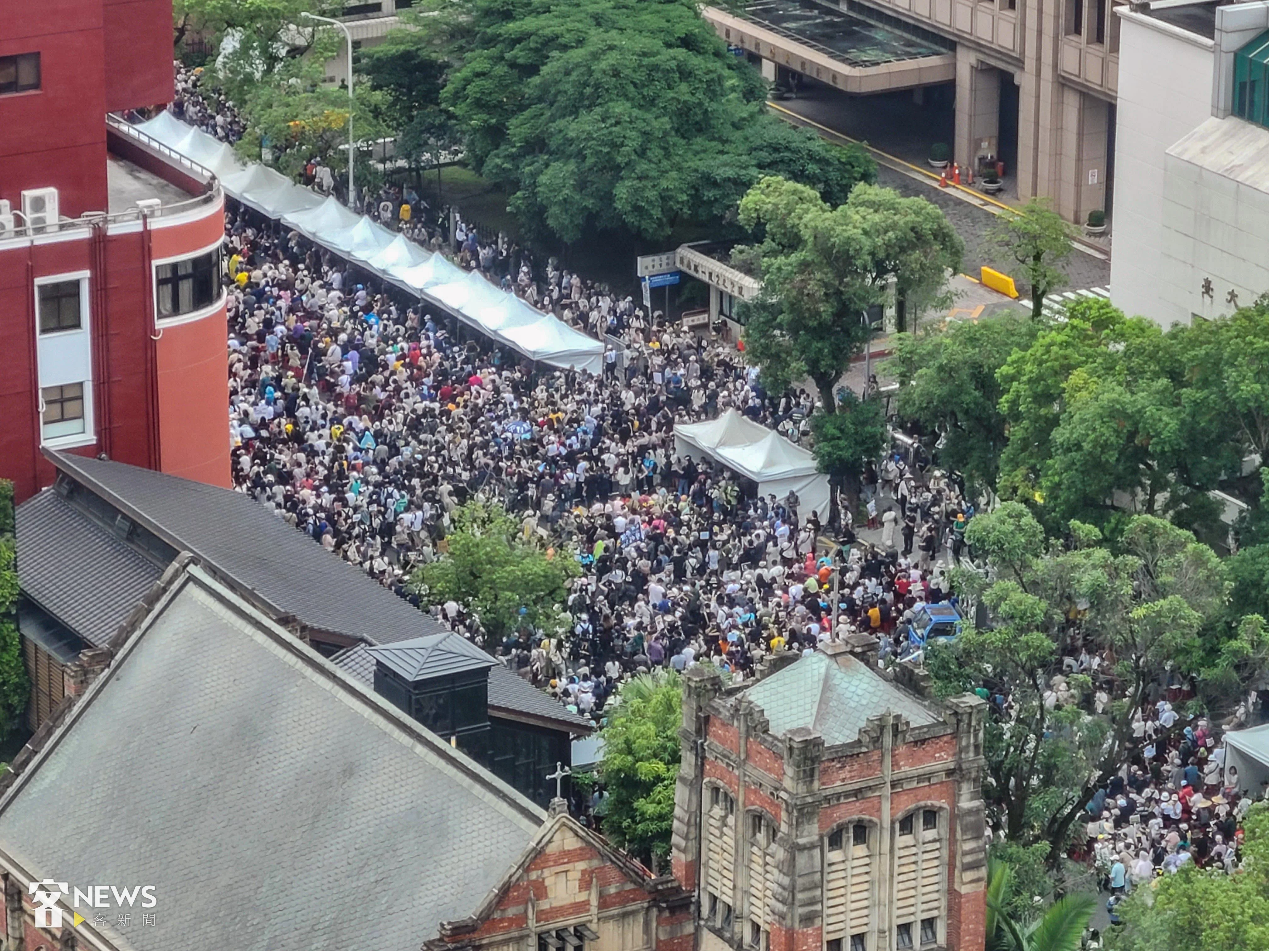 主辦單位宣布，現場抗議民眾已破萬人，圖下午3點濟南路人潮空拍畫面。朱愷元攝