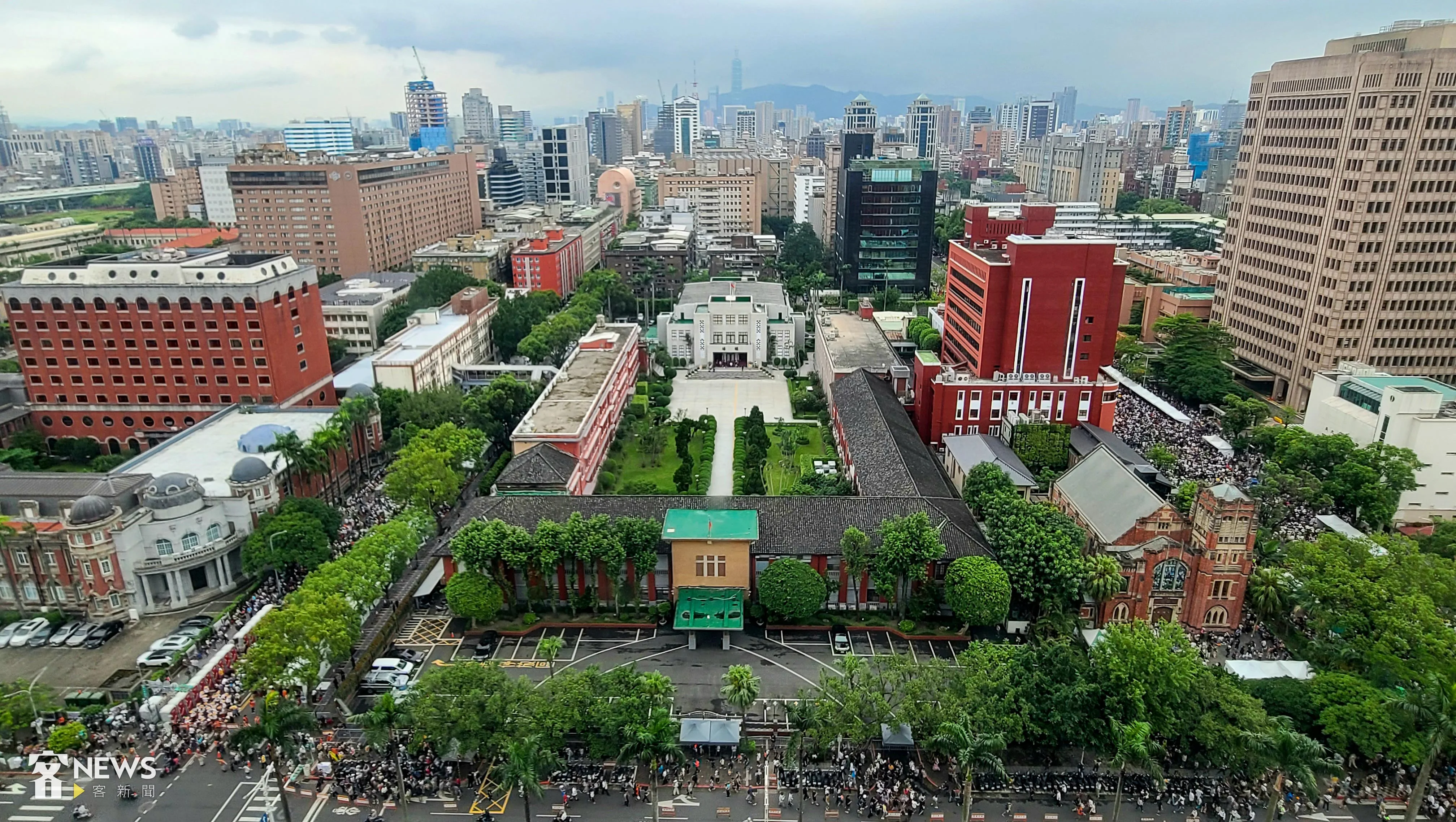 主辦單位宣布，現場抗議民眾已破萬人，圖下午3點空拍畫面。朱愷元攝