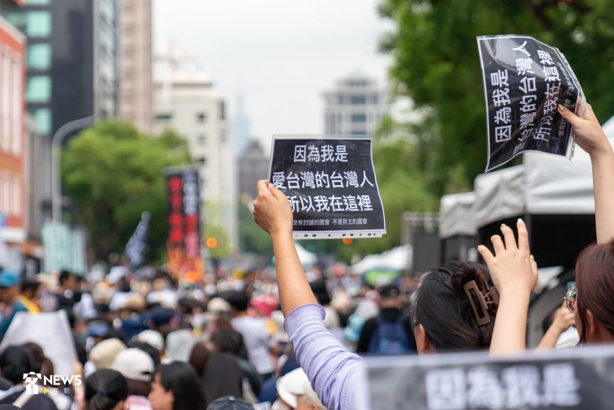抗議民眾高舉標語表達訴求。宋佩遙攝