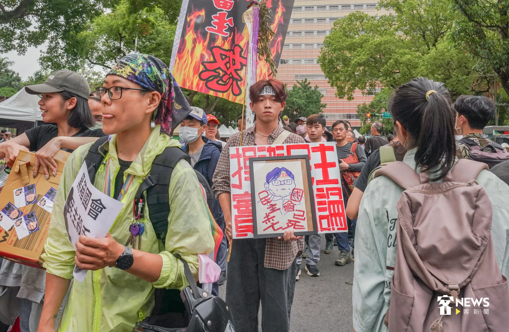抗議民眾舉著標語表達訴求。宋佩遙攝