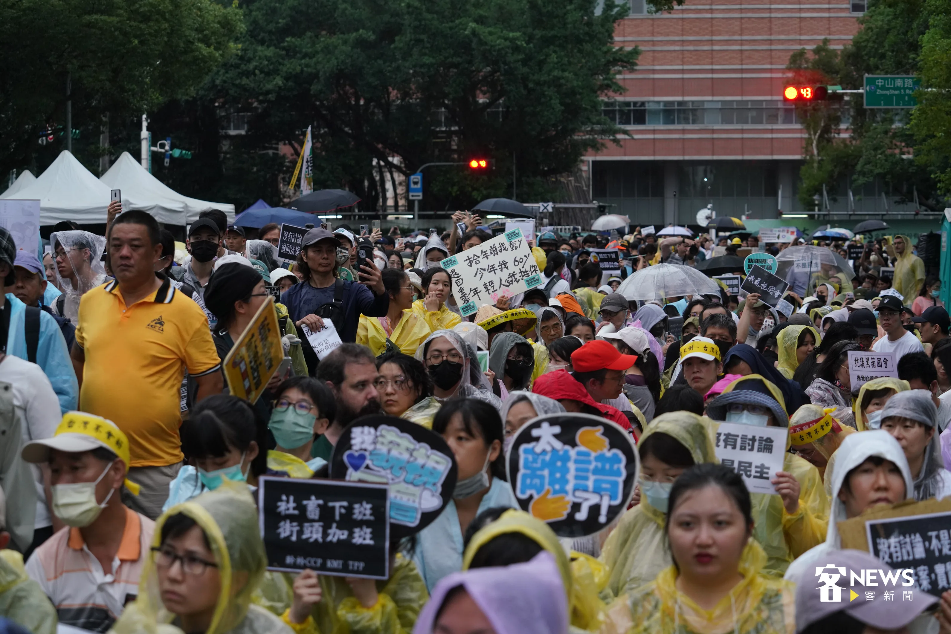 國會職權法案引發爭議,圖為5月24日民眾集結在立法院周圍以示表達抗議。洪俊傑攝(資料照)