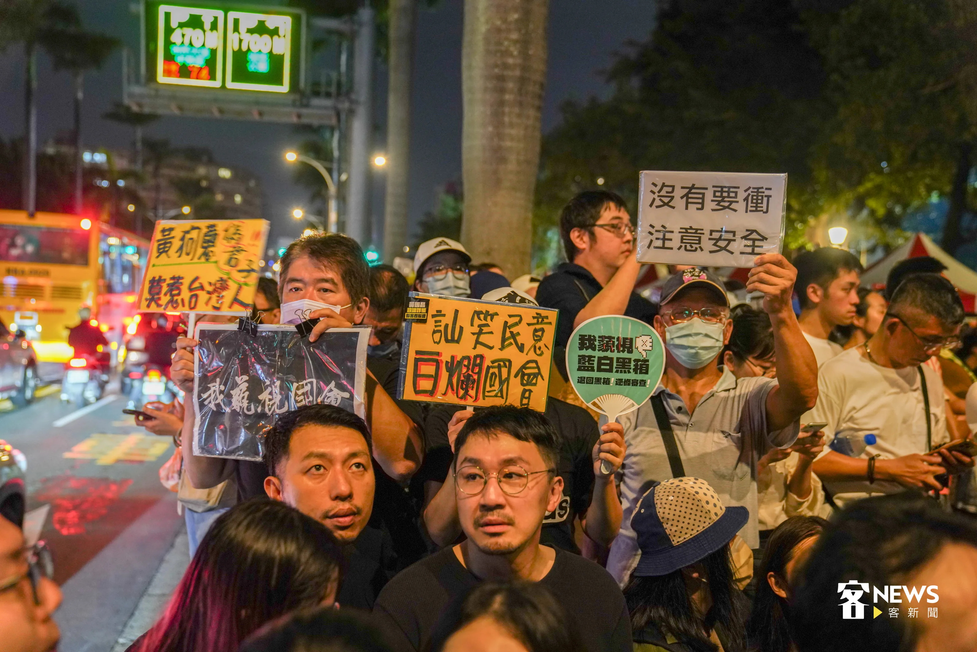 民眾下班下課後帶著自製標語湧入會場。洪俊傑攝